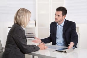 Argumente und Gegenargumente: Geschftsleute in einem Meeting