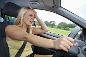 Junge Frau schimpft beim Autofahren